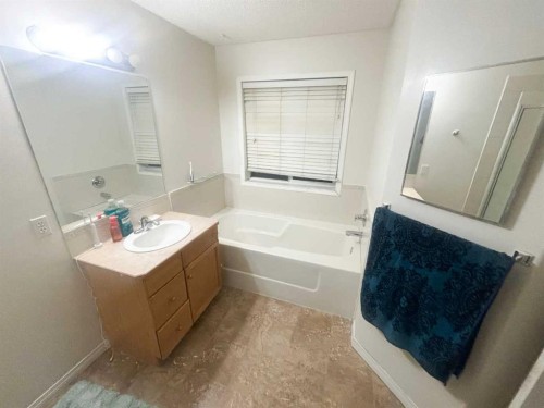 531 Stonegate Road Nw, Airdrie, AB - Indoor Photo Showing Bathroom