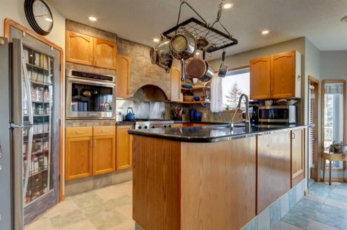 208 Railway Avenue, Cheadle, AB - Indoor Photo Showing Kitchen