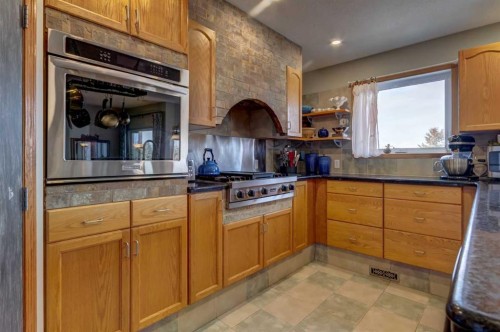 208 Railway Avenue, Cheadle, AB - Indoor Photo Showing Kitchen