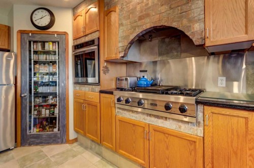 208 Railway Avenue, Cheadle, AB - Indoor Photo Showing Kitchen
