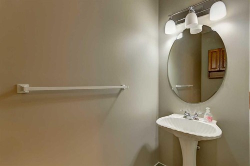 208 Railway Avenue, Cheadle, AB - Indoor Photo Showing Bathroom