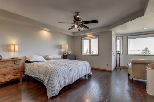 208 Railway Avenue, Cheadle, AB - Indoor Photo Showing Bedroom