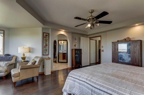 208 Railway Avenue, Cheadle, AB - Indoor Photo Showing Bedroom