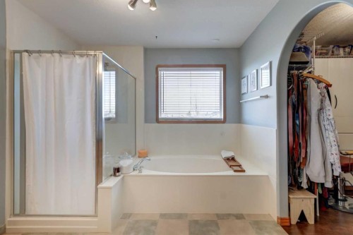 208 Railway Avenue, Cheadle, AB - Indoor Photo Showing Bathroom