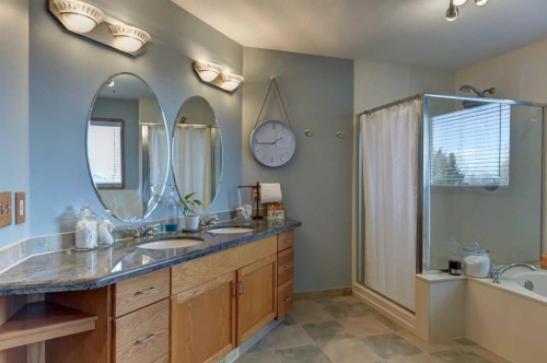 208 Railway Avenue, Cheadle, AB - Indoor Photo Showing Bathroom