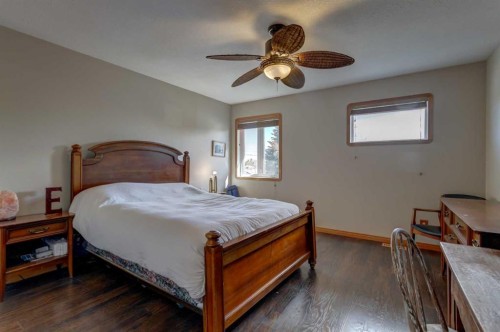 208 Railway Avenue, Cheadle, AB - Indoor Photo Showing Bedroom