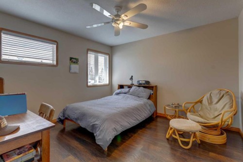 208 Railway Avenue, Cheadle, AB - Indoor Photo Showing Bedroom