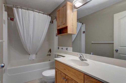 208 Railway Avenue, Cheadle, AB - Indoor Photo Showing Bathroom