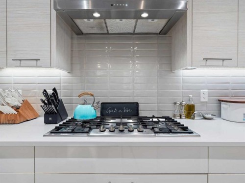 80 Cranbrook Heights Se, Calgary, AB - Indoor Photo Showing Kitchen