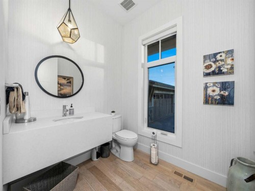 80 Cranbrook Heights Se, Calgary, AB - Indoor Photo Showing Bathroom