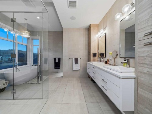 80 Cranbrook Heights Se, Calgary, AB - Indoor Photo Showing Bathroom