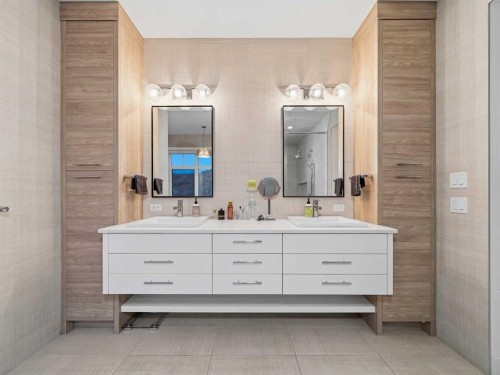 80 Cranbrook Heights Se, Calgary, AB - Indoor Photo Showing Bathroom