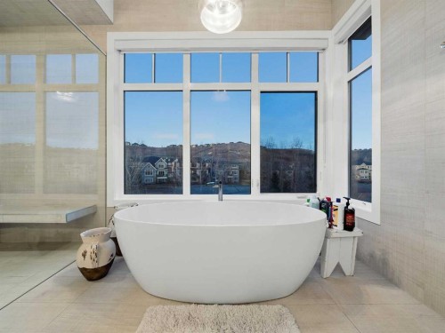 80 Cranbrook Heights Se, Calgary, AB - Indoor Photo Showing Bathroom