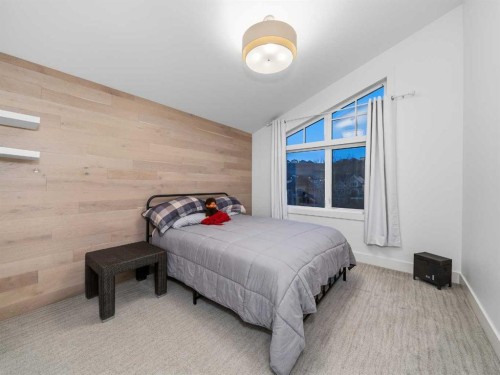 80 Cranbrook Heights Se, Calgary, AB - Indoor Photo Showing Bedroom