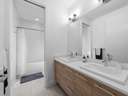 80 Cranbrook Heights Se, Calgary, AB - Indoor Photo Showing Bathroom
