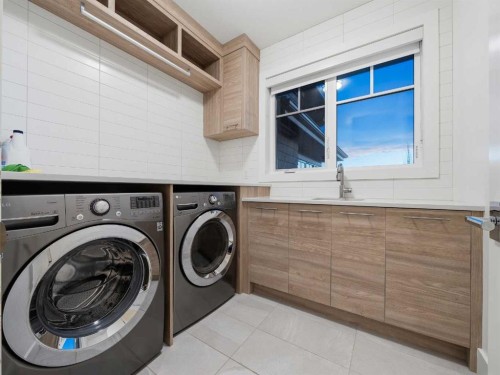 80 Cranbrook Heights Se, Calgary, AB - Indoor Photo Showing Laundry Room