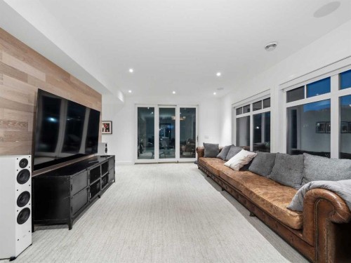 80 Cranbrook Heights Se, Calgary, AB - Indoor Photo Showing Living Room