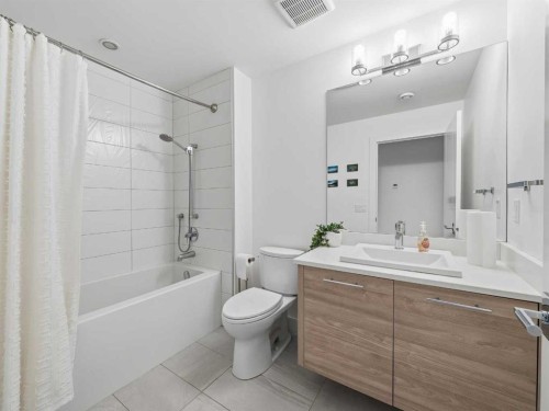 80 Cranbrook Heights Se, Calgary, AB - Indoor Photo Showing Bathroom