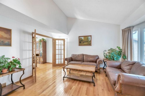 323 Hawkwood Boulevard Nw, Calgary, AB - Indoor Photo Showing Living Room