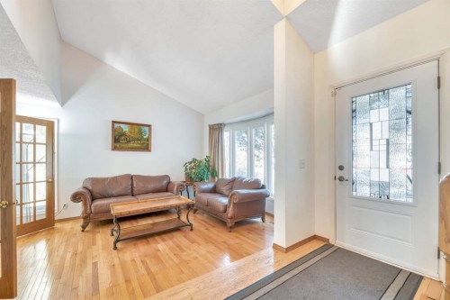 323 Hawkwood Boulevard Nw, Calgary, AB - Indoor Photo Showing Living Room