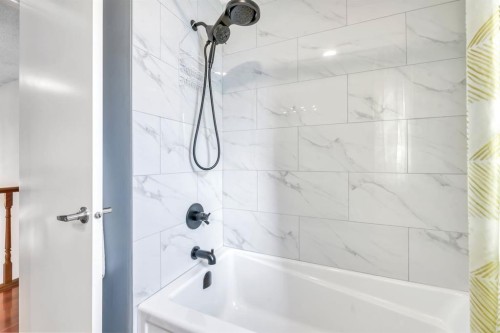 323 Hawkwood Boulevard Nw, Calgary, AB - Indoor Photo Showing Bathroom
