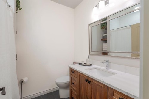 456 Hawkland Place Nw, Calgary, AB - Indoor Photo Showing Bathroom