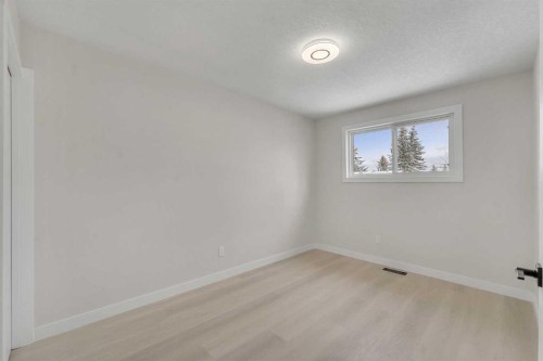 8420 Centre Street Ne, Calgary, AB - Indoor Photo Showing Other Room
