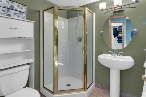 3-124 19 Avenue Ne, Calgary, AB - Indoor Photo Showing Bathroom