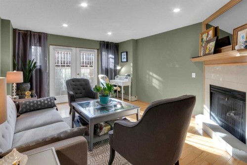 3-124 19 Avenue Ne, Calgary, AB - Indoor Photo Showing Living Room With Fireplace