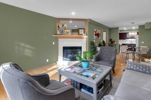 3-124 19 Avenue Ne, Calgary, AB - Indoor Photo Showing Living Room With Fireplace