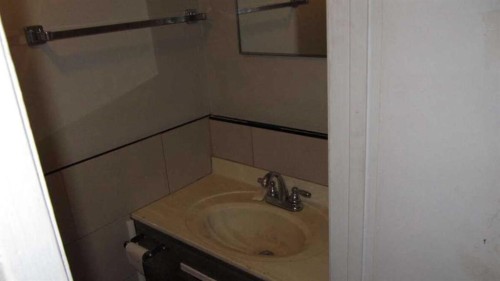 1307 25 Street Se, Calgary, AB - Indoor Photo Showing Bathroom