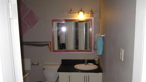 1307 25 Street Se, Calgary, AB - Indoor Photo Showing Bathroom
