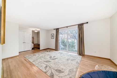3707 37 Street Nw, Calgary, AB - Indoor Photo Showing Living Room