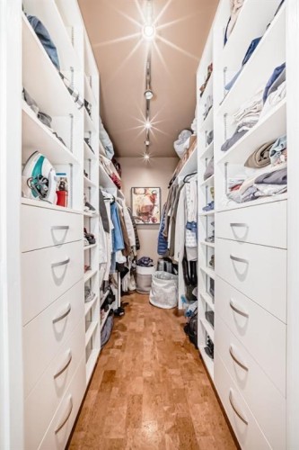 3707 37 Street Nw, Calgary, AB - Indoor Photo Showing Bathroom