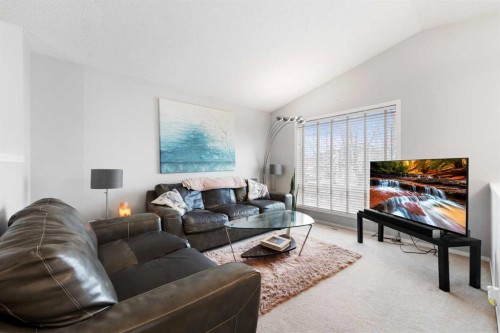 127 Tarawood Road Ne, Calgary, AB - Indoor Photo Showing Living Room