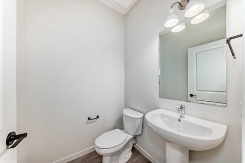 67 Bartlett Crescent Se, Calgary, AB - Indoor Photo Showing Bathroom