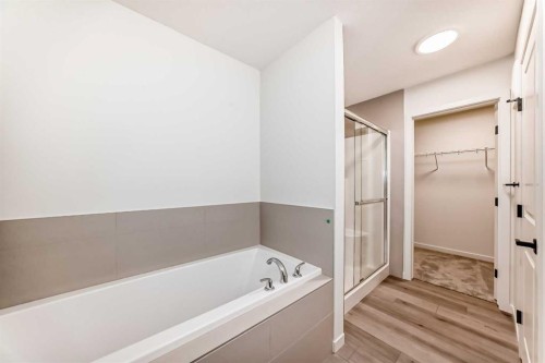 67 Bartlett Crescent Se, Calgary, AB - Indoor Photo Showing Bathroom