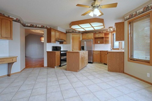 111 Schubert Place Nw, Calgary, AB - Indoor Photo Showing Kitchen