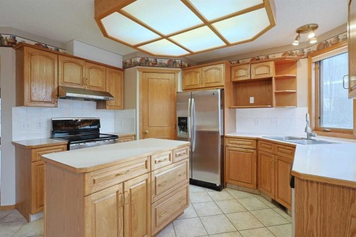 111 Schubert Place Nw, Calgary, AB - Indoor Photo Showing Kitchen