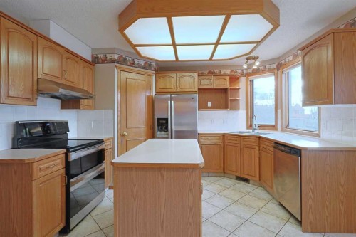 111 Schubert Place Nw, Calgary, AB - Indoor Photo Showing Kitchen