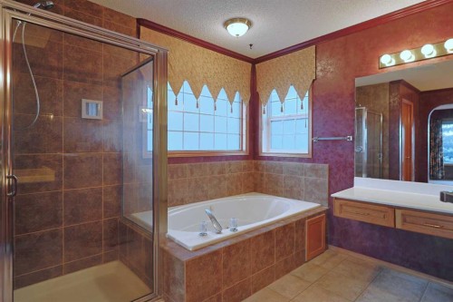 111 Schubert Place Nw, Calgary, AB - Indoor Photo Showing Bathroom