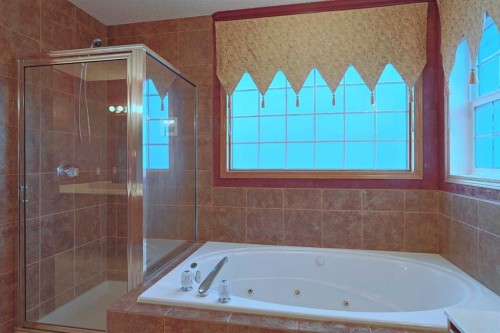 111 Schubert Place Nw, Calgary, AB - Indoor Photo Showing Bathroom