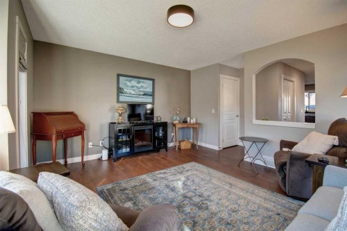 1606-2445 Kingsland Road Se, Airdrie, AB - Indoor Photo Showing Living Room