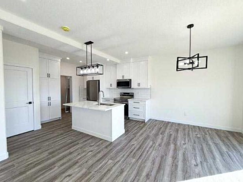 1207 Westview Drive, Bowden, AB - Indoor Photo Showing Kitchen