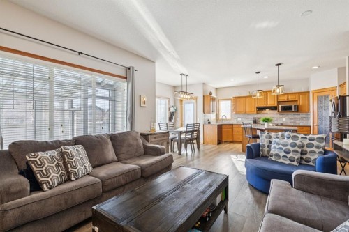 2841 Coopers Manor Sw, Airdrie, AB - Indoor Photo Showing Living Room