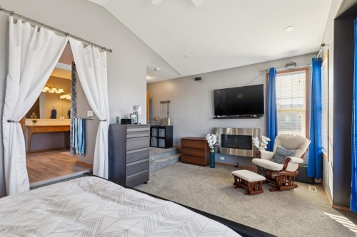 2841 Coopers Manor Sw, Airdrie, AB - Indoor Photo Showing Bedroom