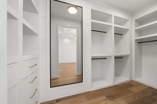 2004 44 Avenue Sw, Calgary, AB - Indoor With Storage