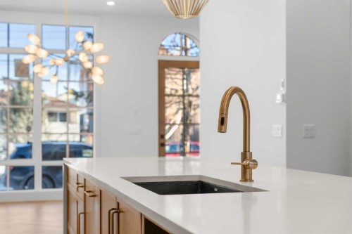 2004 44 Avenue Sw, Calgary, AB - Indoor Photo Showing Kitchen