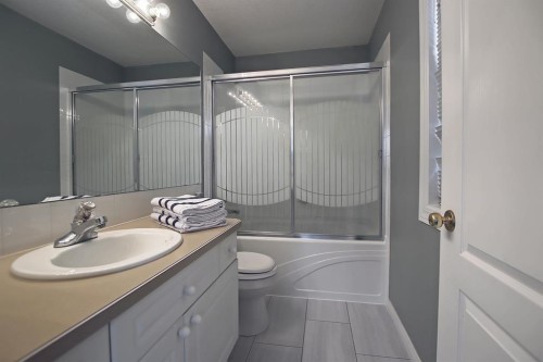 92 Prestwick Gardens Se, Calgary, AB - Indoor Photo Showing Bathroom