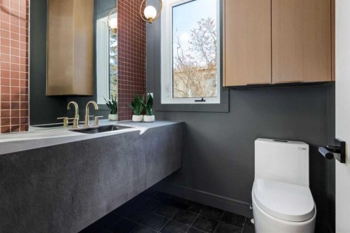8812 33 Avenue Nw, Calgary, AB - Indoor Photo Showing Bathroom